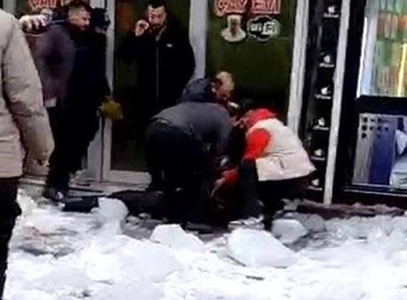 Ağrı'da Düşen Kar Kütlesi Yaralanmalara Neden Oldu