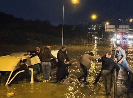 Son Dakika: Aydın'da Sağanak Yağışla Mahsur Kalan 20 Yolcuya Kurtarma Operasyonu